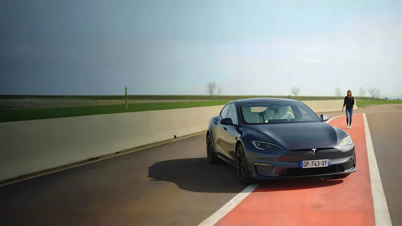 Tesla : les secrets de sa voiture électrique