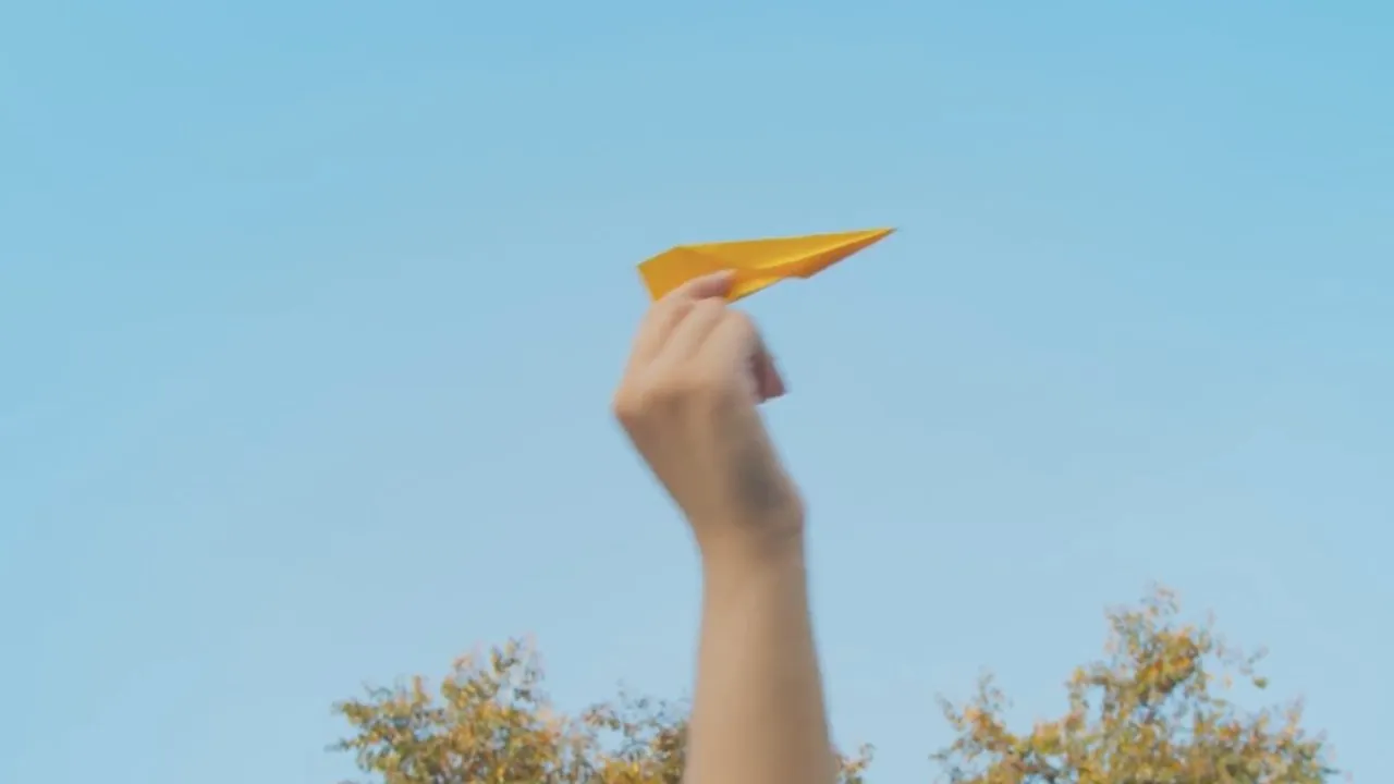 Makukulay na Eroplanong Papel